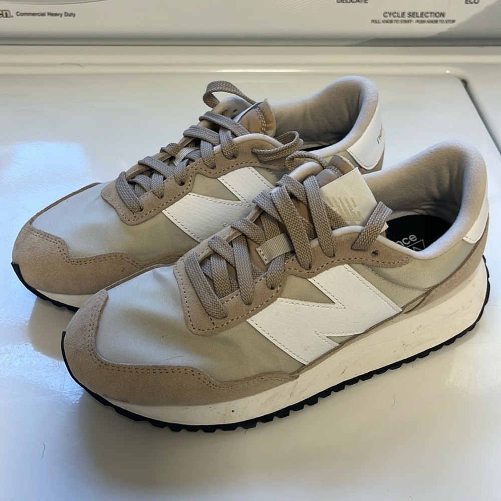 Women’s 7.5 New Balance 237